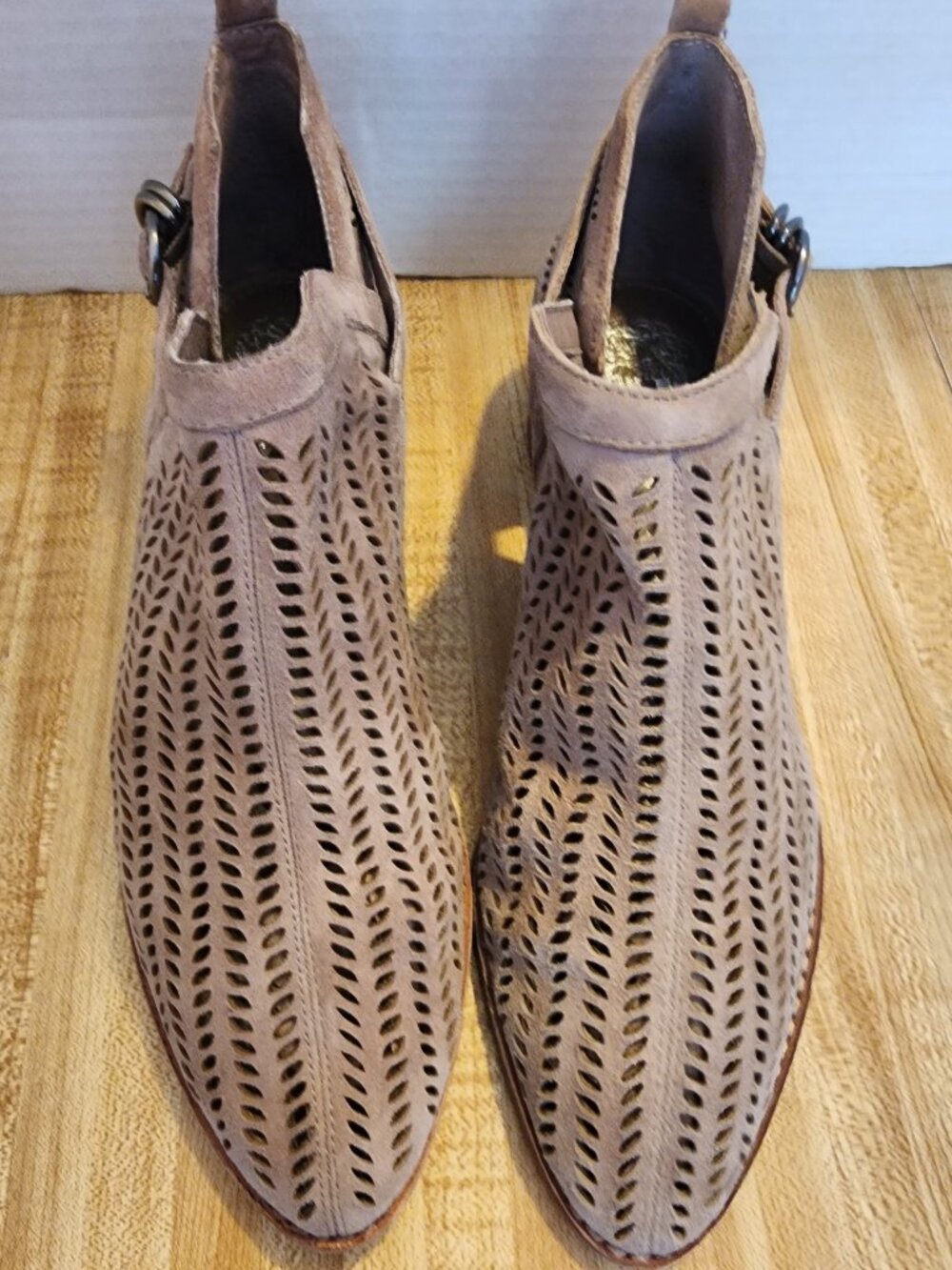 Size 8M Tan Suede Vince Camuto Flat Shoe Brand New